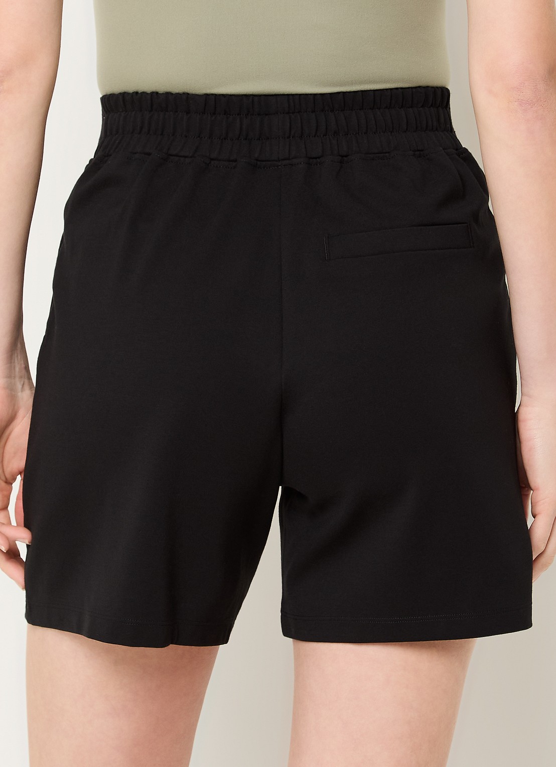 Ninepine Mid waist straight fit korte broek met steekzakken - achterkant zwart