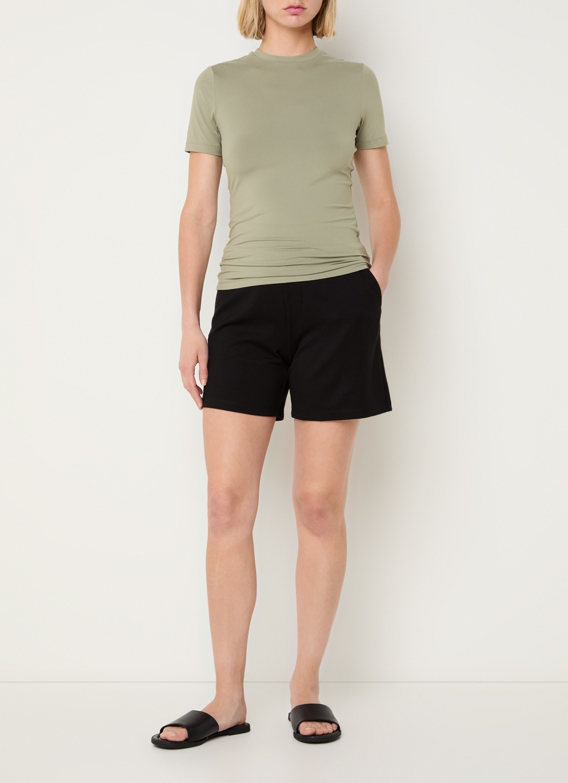 Ninepine Mid waist straight fit korte broek met steekzakken - voorkant 3 zwart