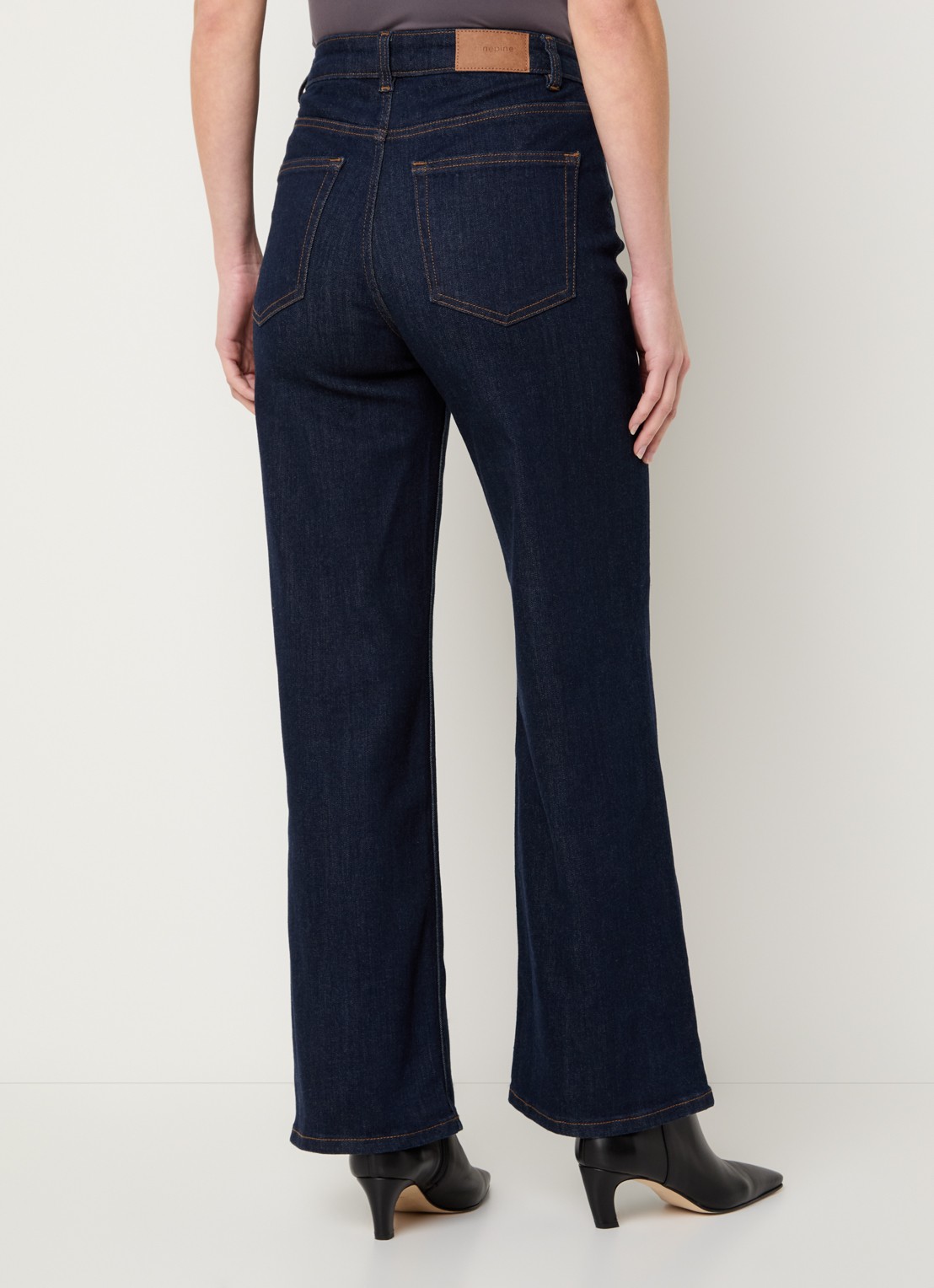 Ninepine Relaxed Comfort high waist straight leg jeans met donkere wassing - achterkant donkerblauw