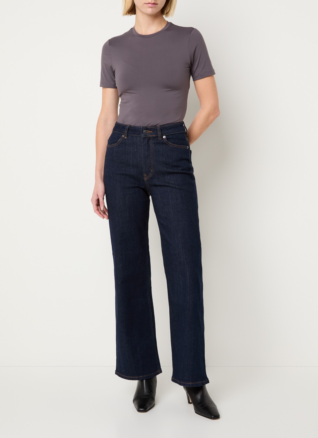 Ninepine Soft T-shirt met ronde hals - voorkant 3 taupe