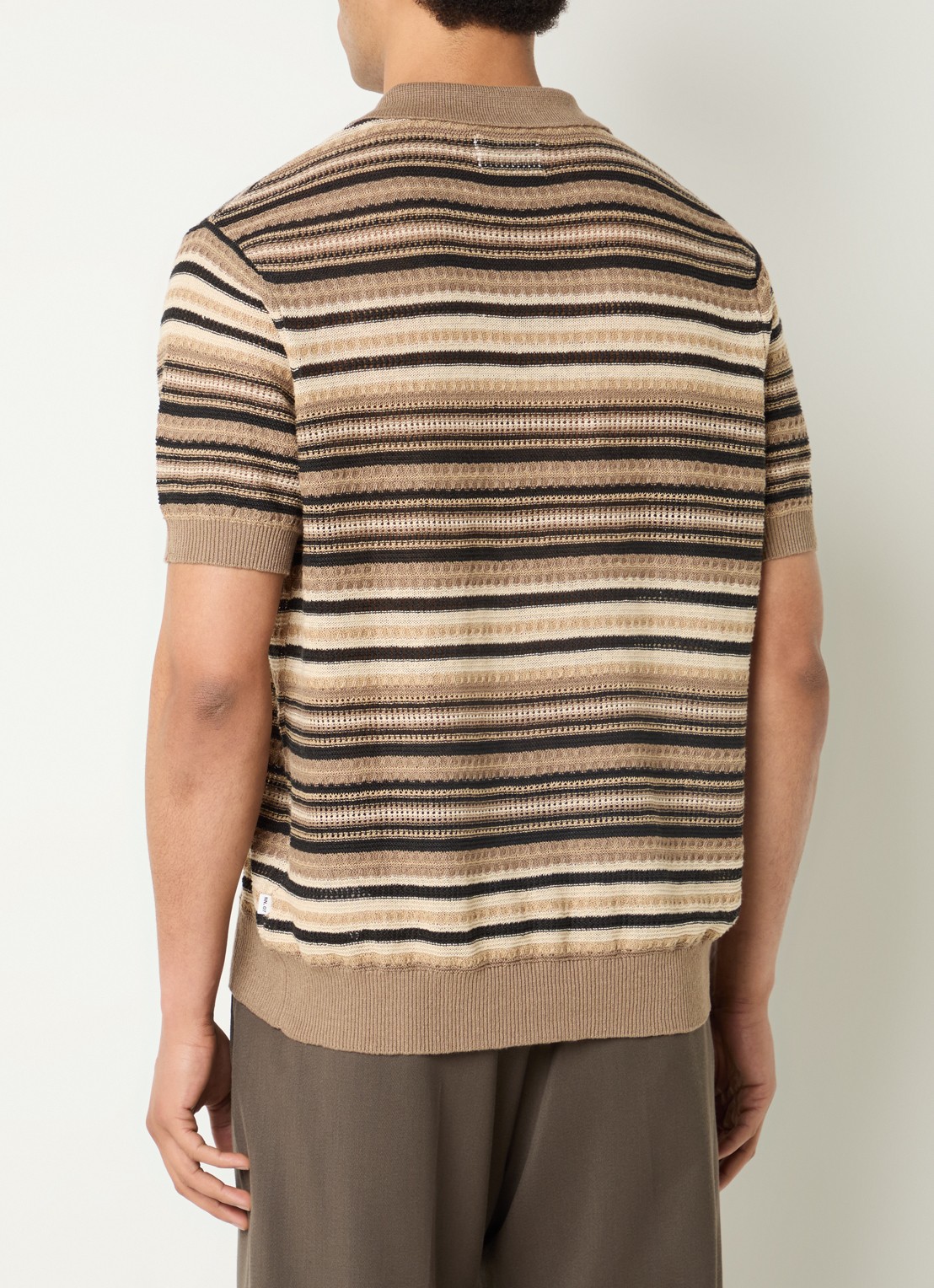 NN.07 Fijngebreide polo met streepprint - achterkant beige