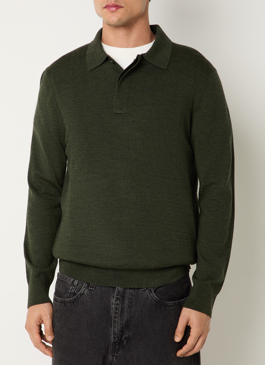 NN.07 Fijngebreide pullover van wol met polokraag - detail legergroen