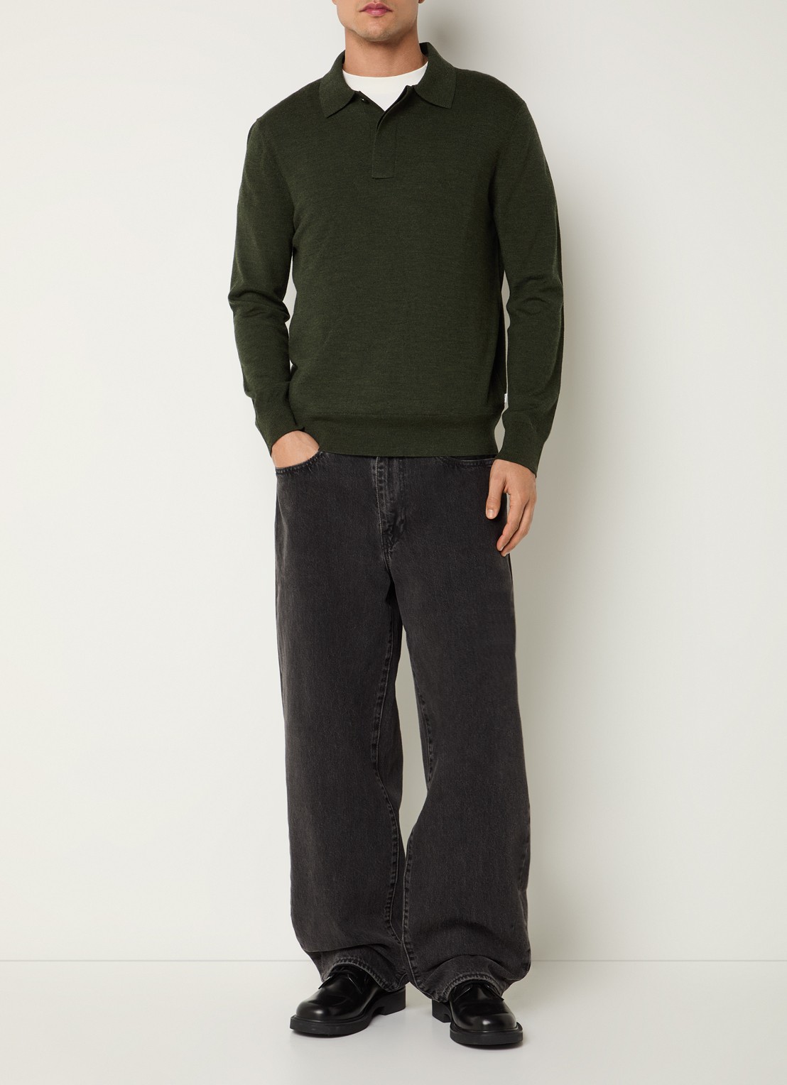NN.07 Fijngebreide pullover van wol met polokraag - voorkant 3 legergroen