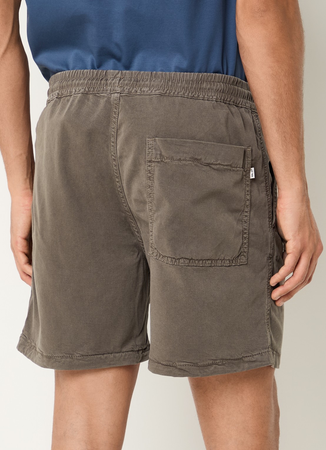 NN.07 Gregor straight fit korte broek met steekzakken - achterkant 4 bruin