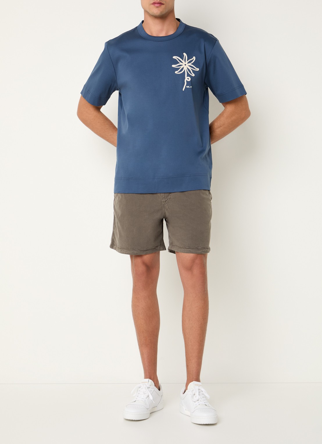NN.07 Gregor straight fit korte broek met steekzakken - voorkant 2 bruin
