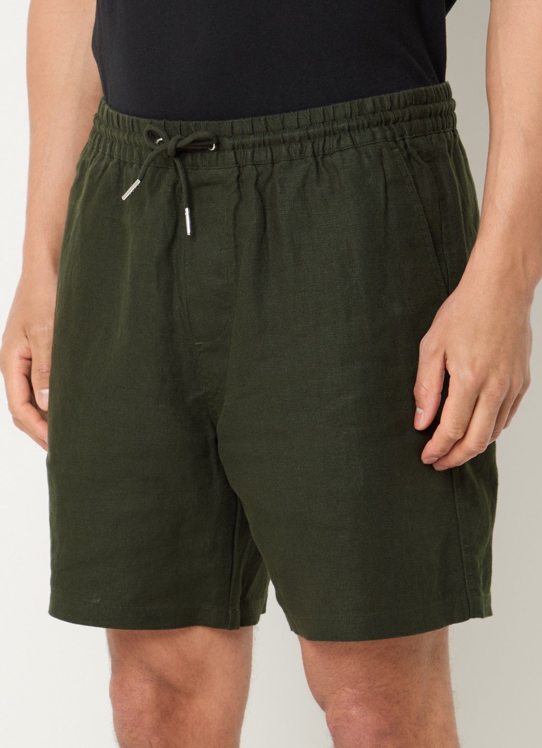 NN.07 Gregor straight fit korte broek van linnen met steekzakken - detail 2 legergroen