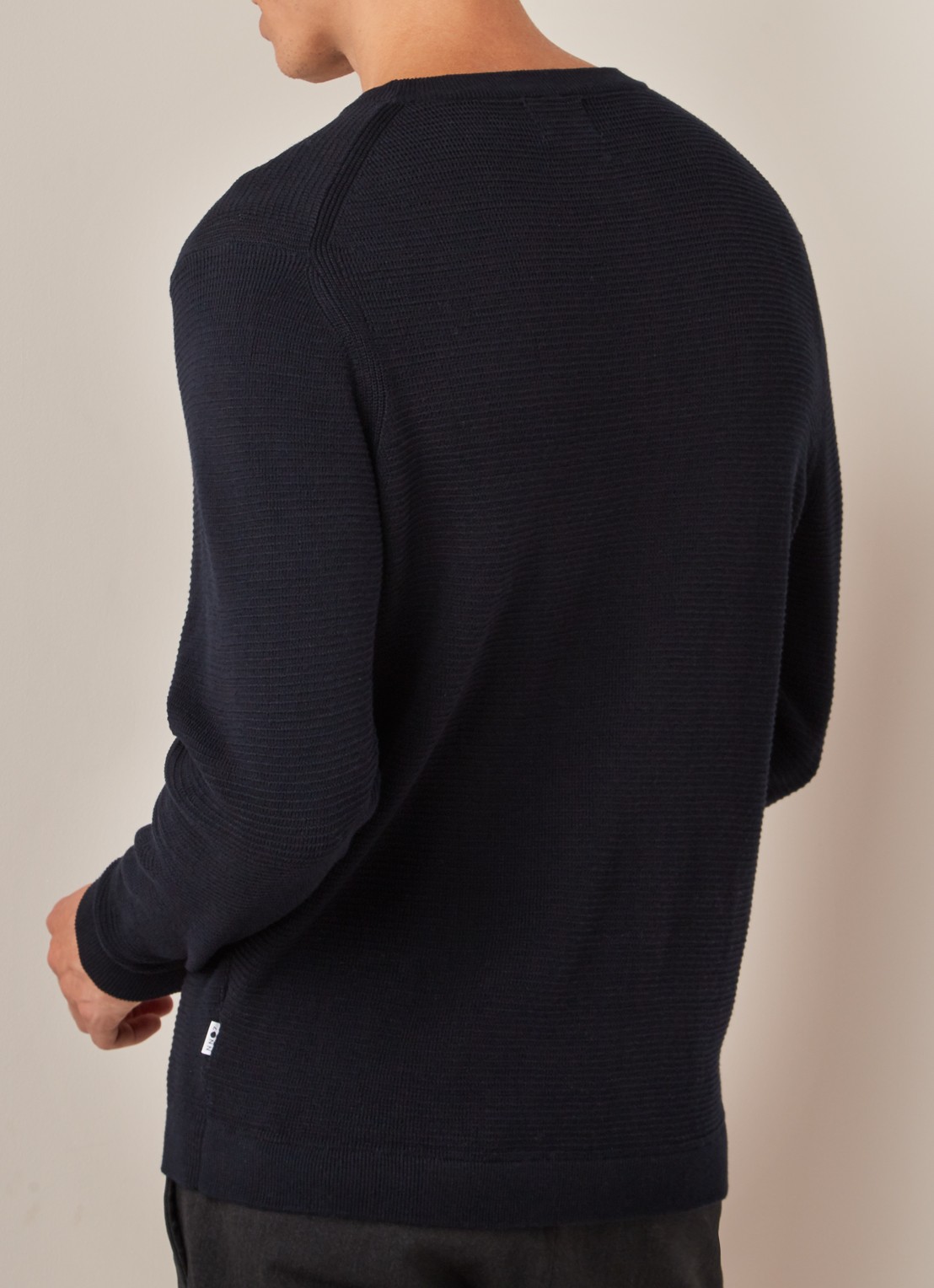 NN.07 Julian pullover van katoen met structuur - achterkant donkerblauw