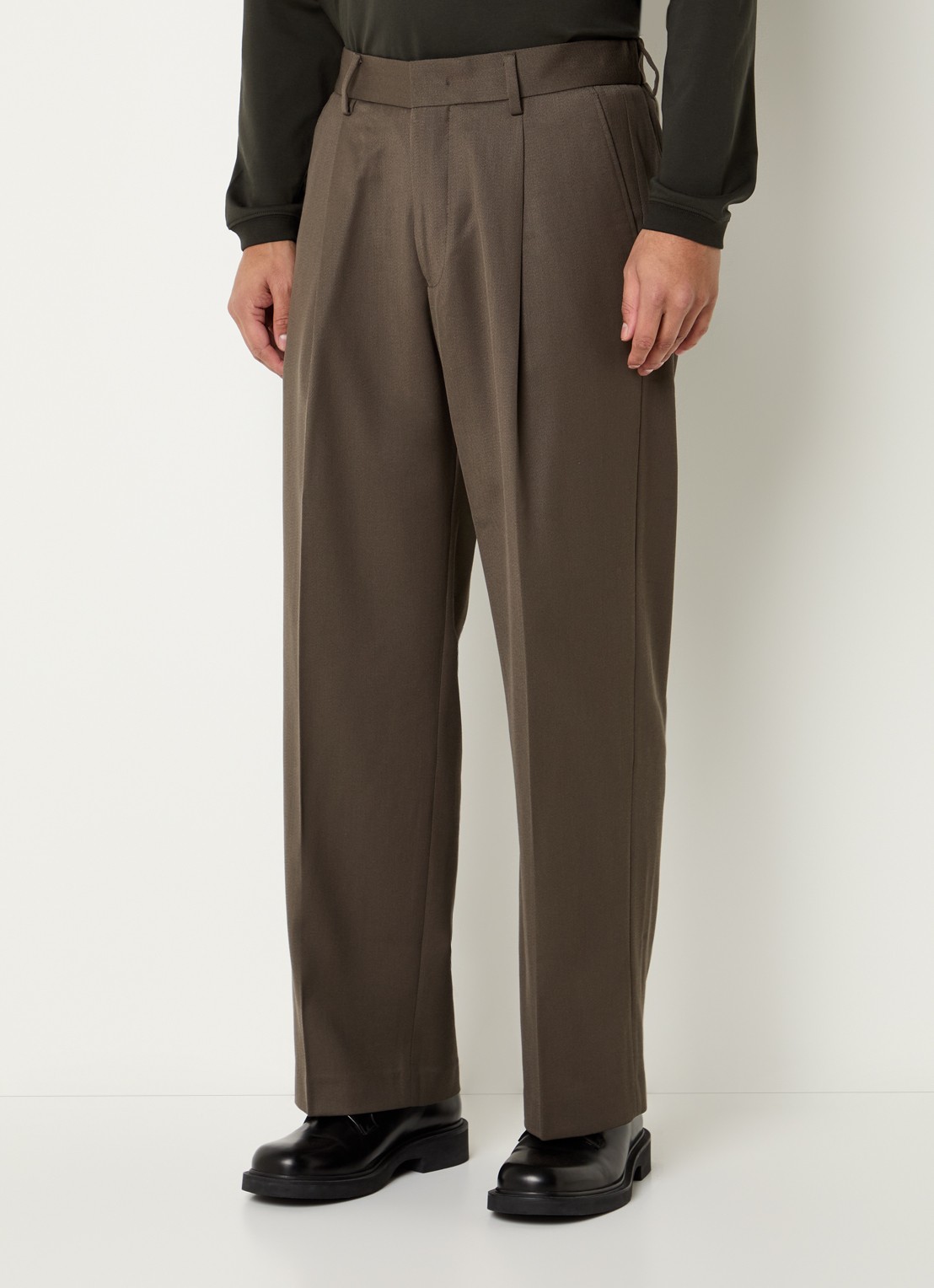 NN.07 Kay straight fit pantalon in wolblend met steekzakken - detail khaki