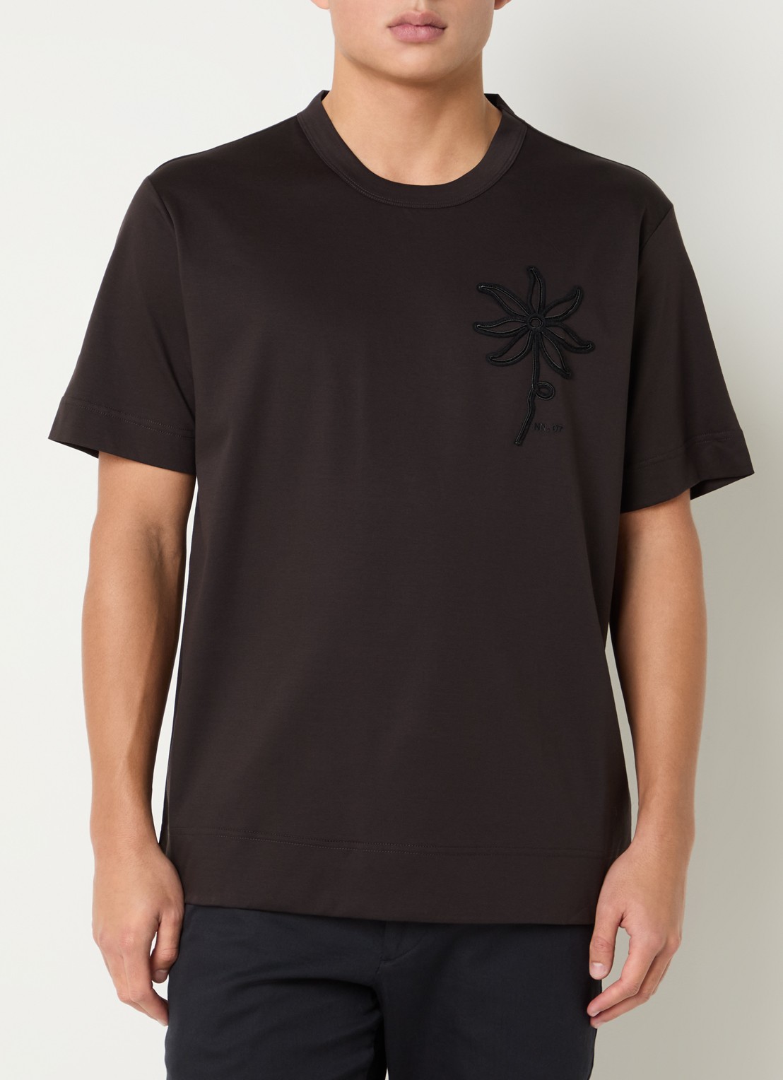 NN.07 Pedro t-shirt met borduring - detail 4 donkerbruin