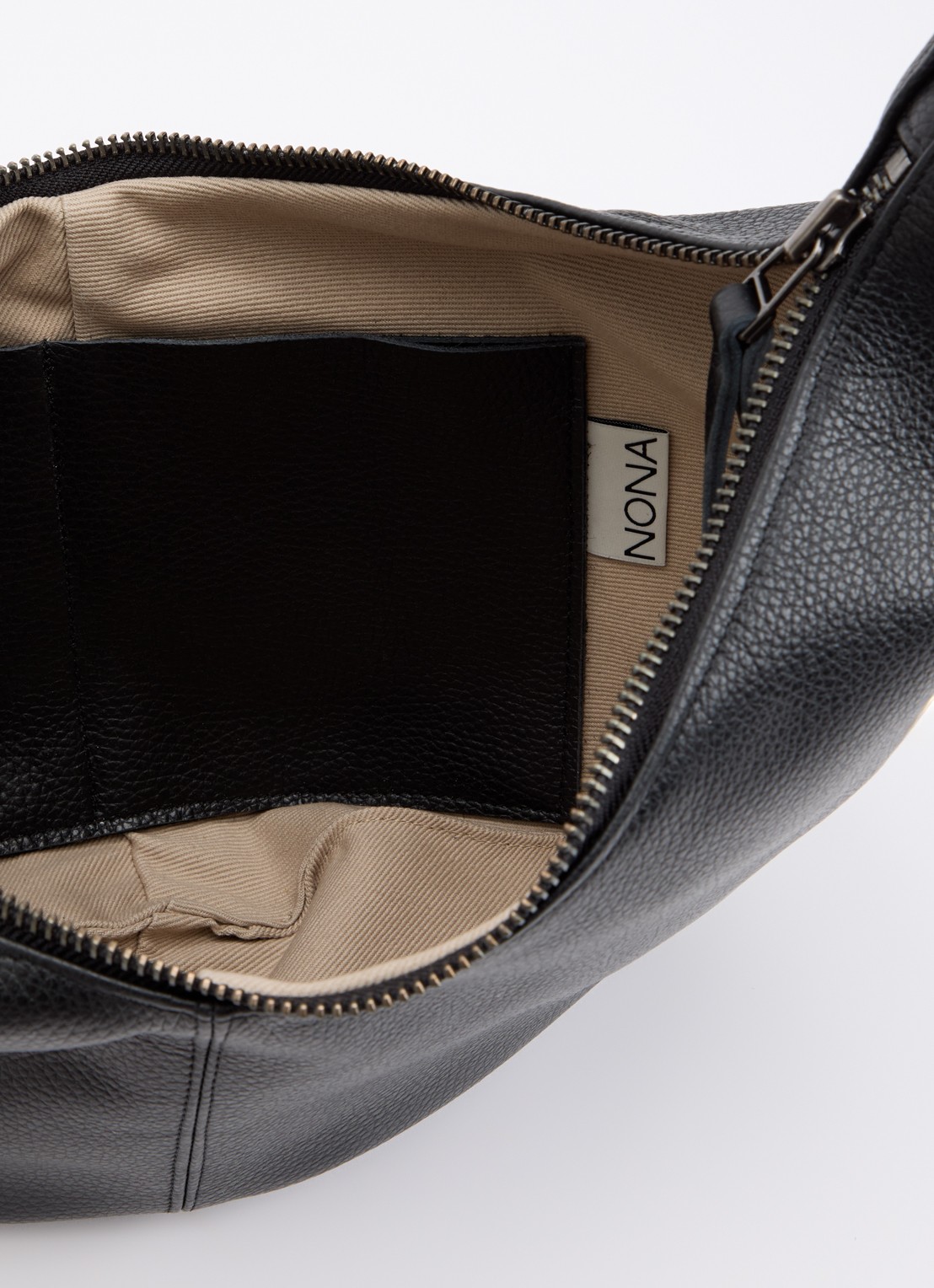 Nona Banana XL crossbodytas van leer met verstelbare schouderriem - detail 2 zwart