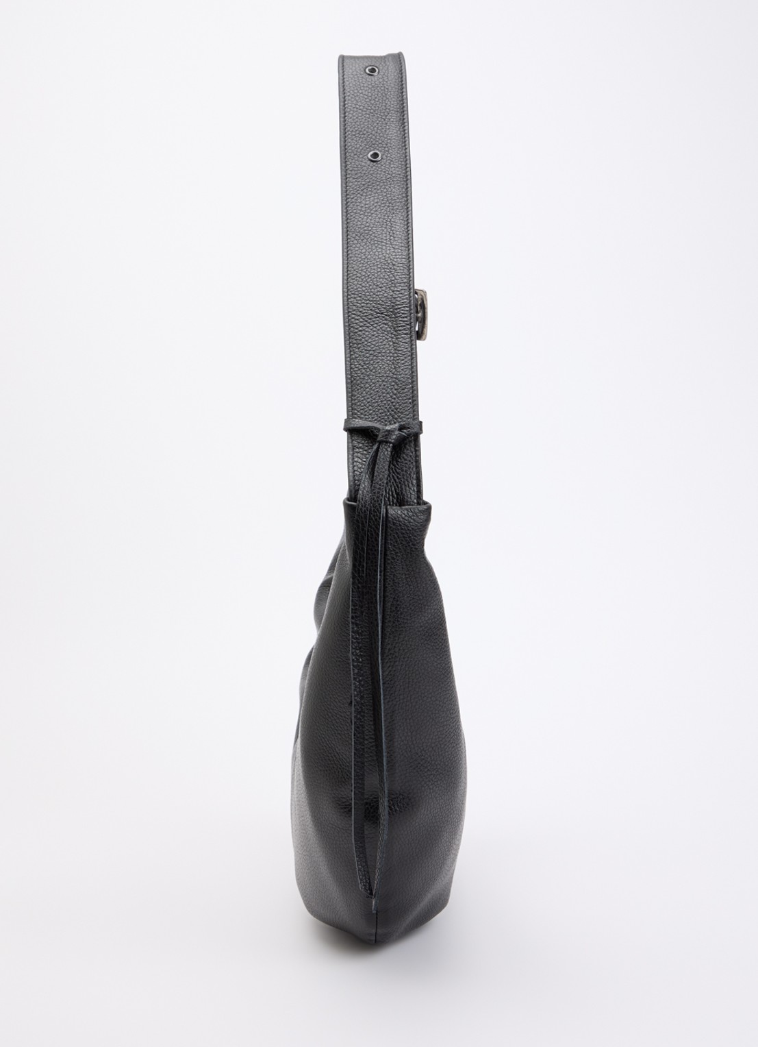 Nona Banana XL crossbodytas van leer met verstelbare schouderriem - detail 3 zwart