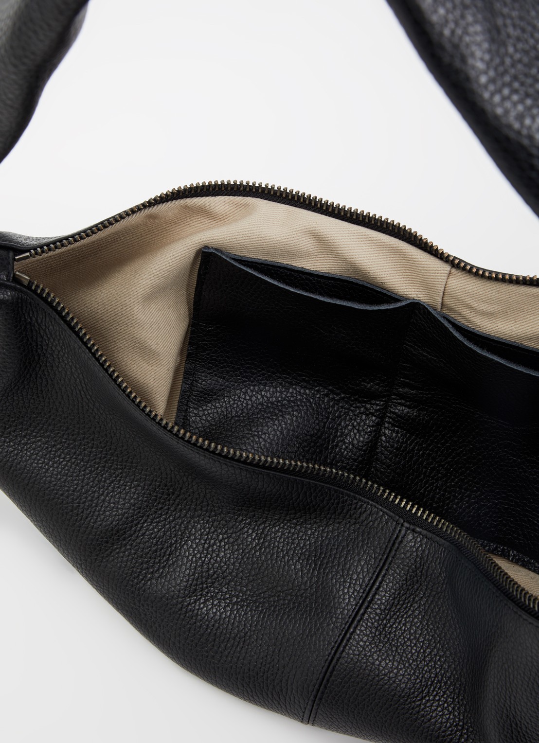 Nona Banana XL crossbodytas van leer - detail 2 zwart