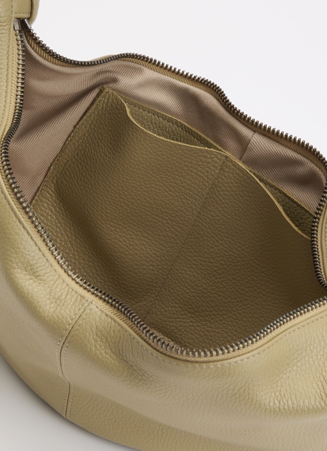 Nona Banana XL crossbodytas van leer - detail 2 lindegroen
