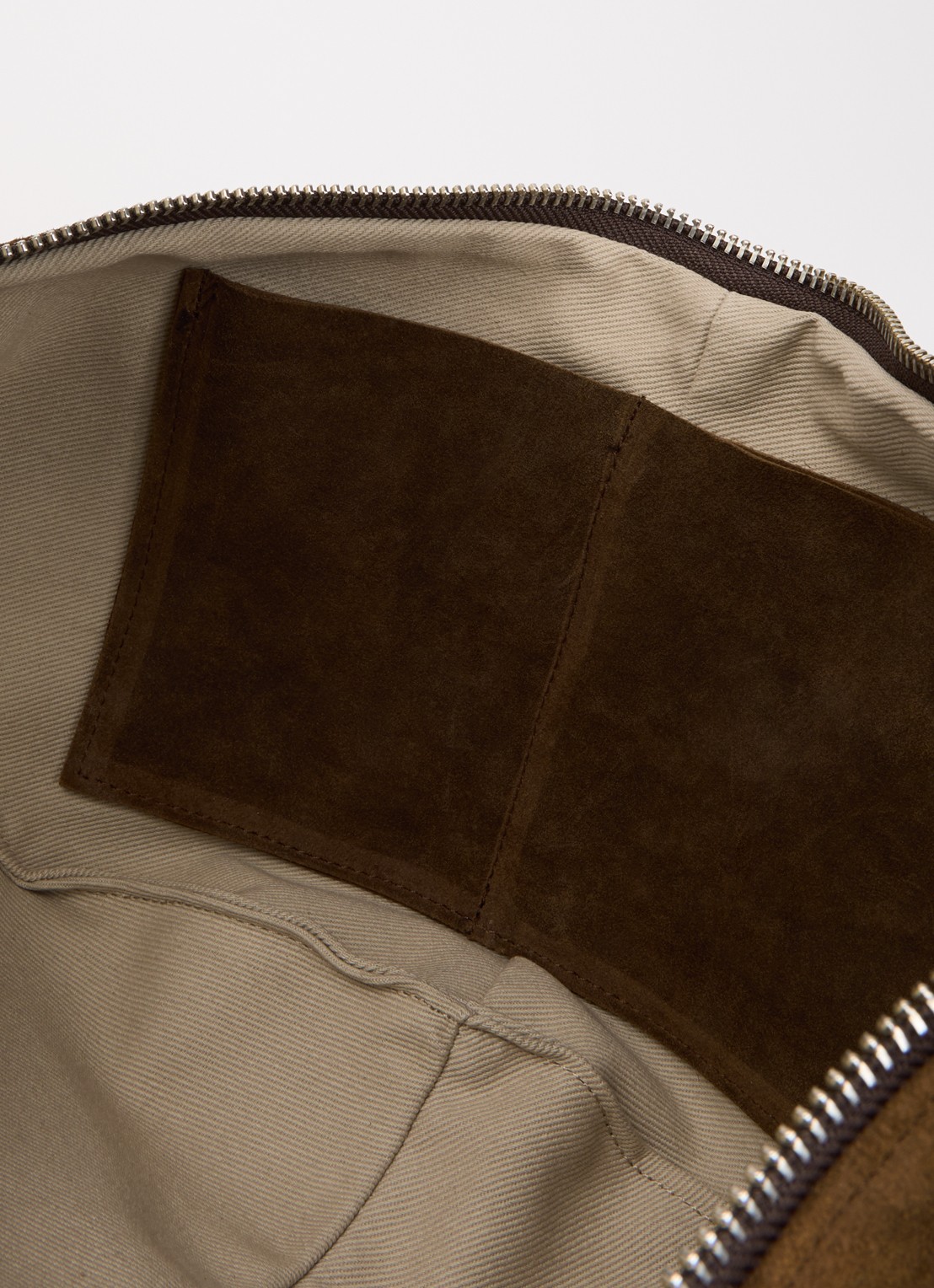Nona Banana XL crossbodytas van suède  - detail donkerbruin