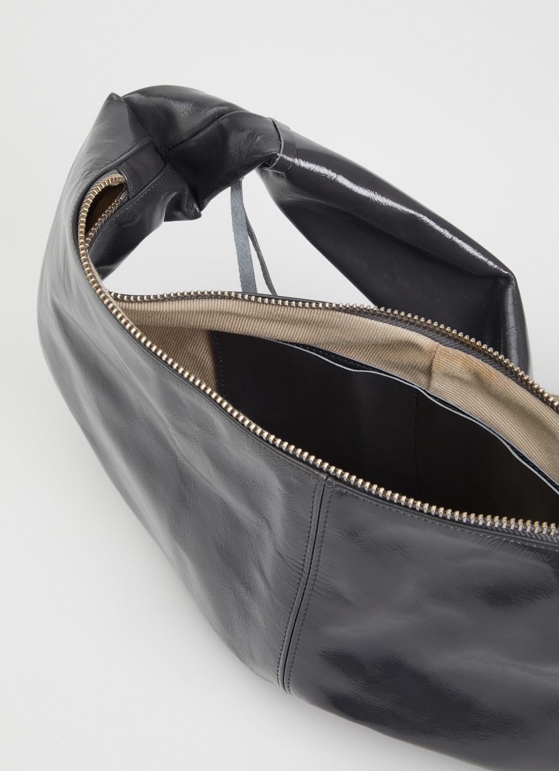 Nona Banana XL shoudertas van leer met lakfinish - detail 3 donkergrijs