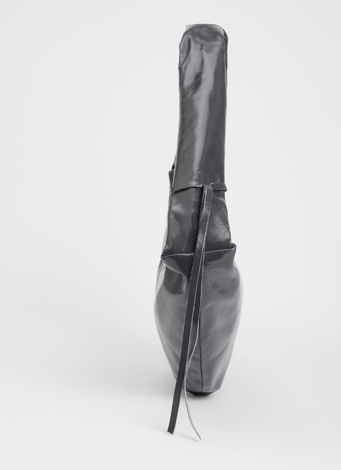 Nona Banana XL shoudertas van leer met lakfinish - detail 4 donkergrijs
