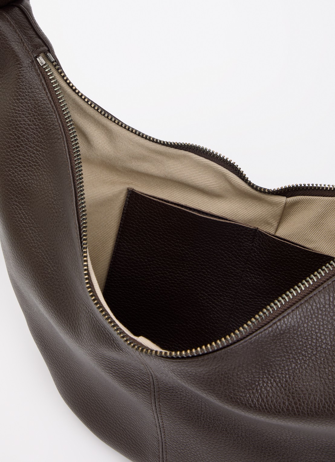 Nona Buckle Banana XL crossbodytas van leer - detail 3 donkerbruin