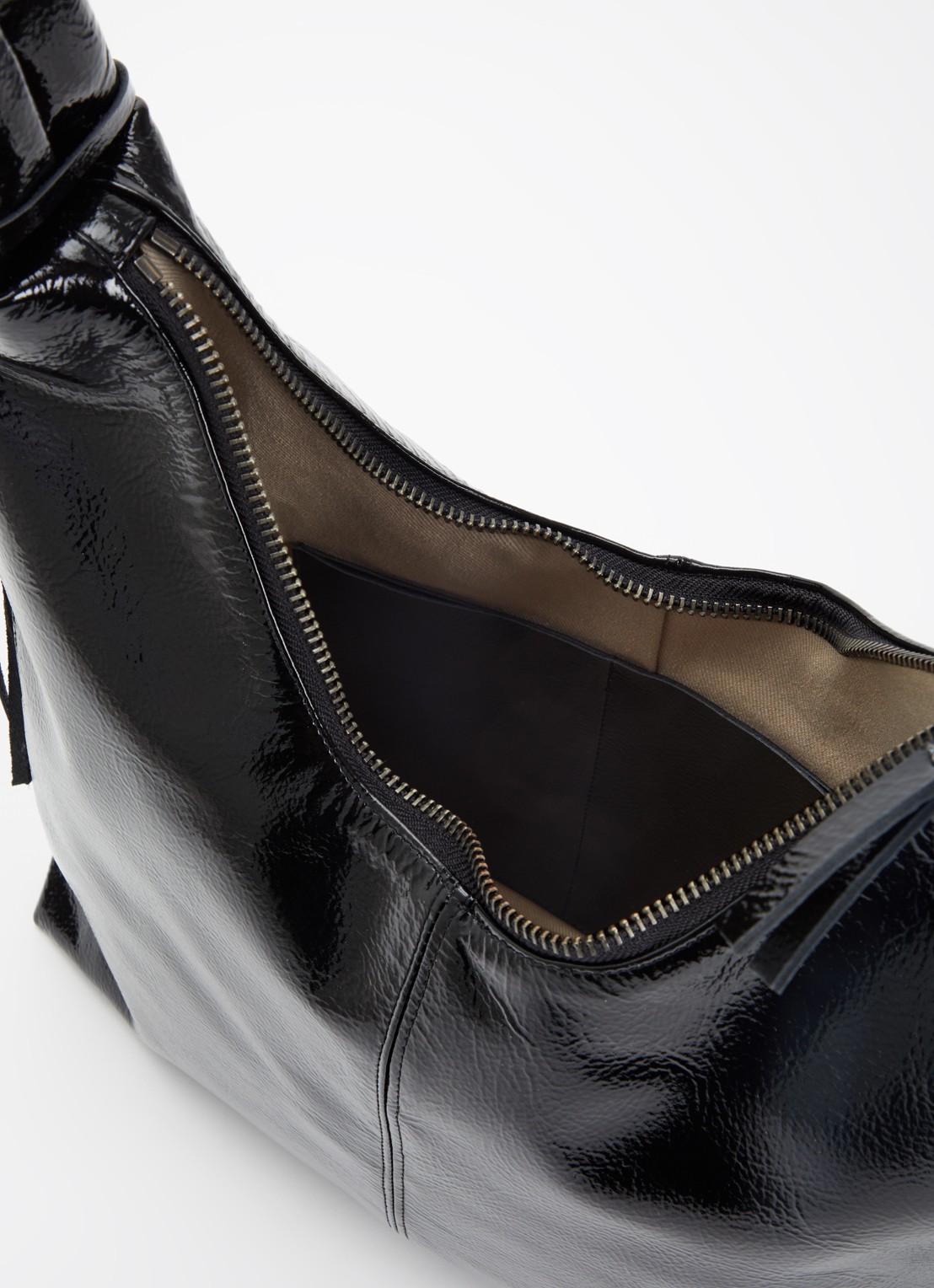 Nona M crossbodytas van leer met glanzende finish - detail 3 zwart