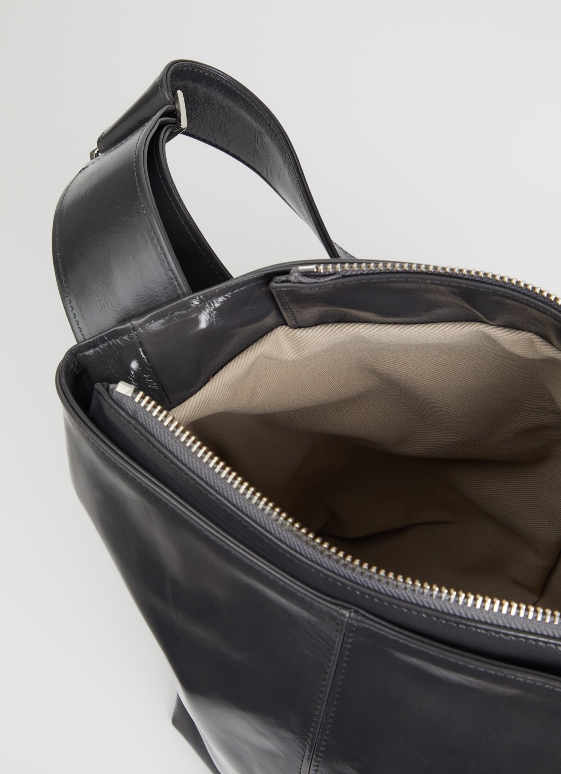 Nona Schoudertas van leer met lakfinish - detail donkergrijs