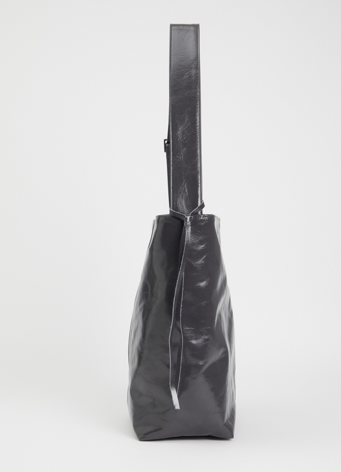 Nona Schoudertas van leer met lakfinish - detail 2 donkergrijs