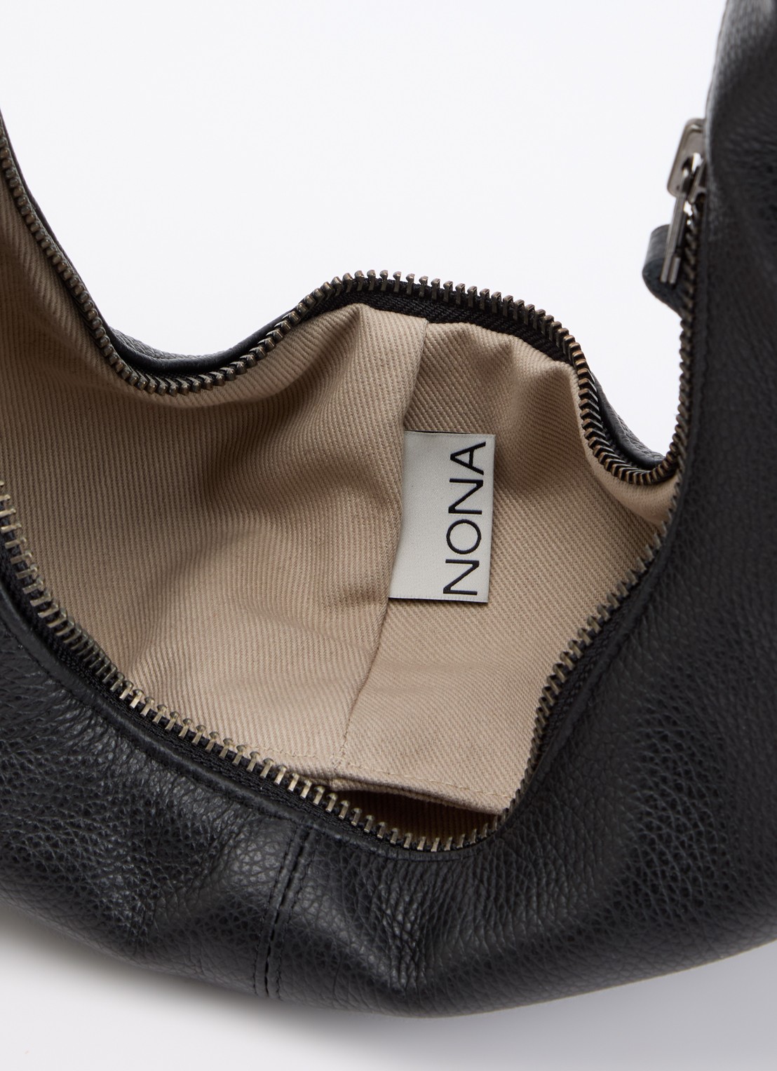 Nona Slouchy schoudertas van leer - detail 3 zwart