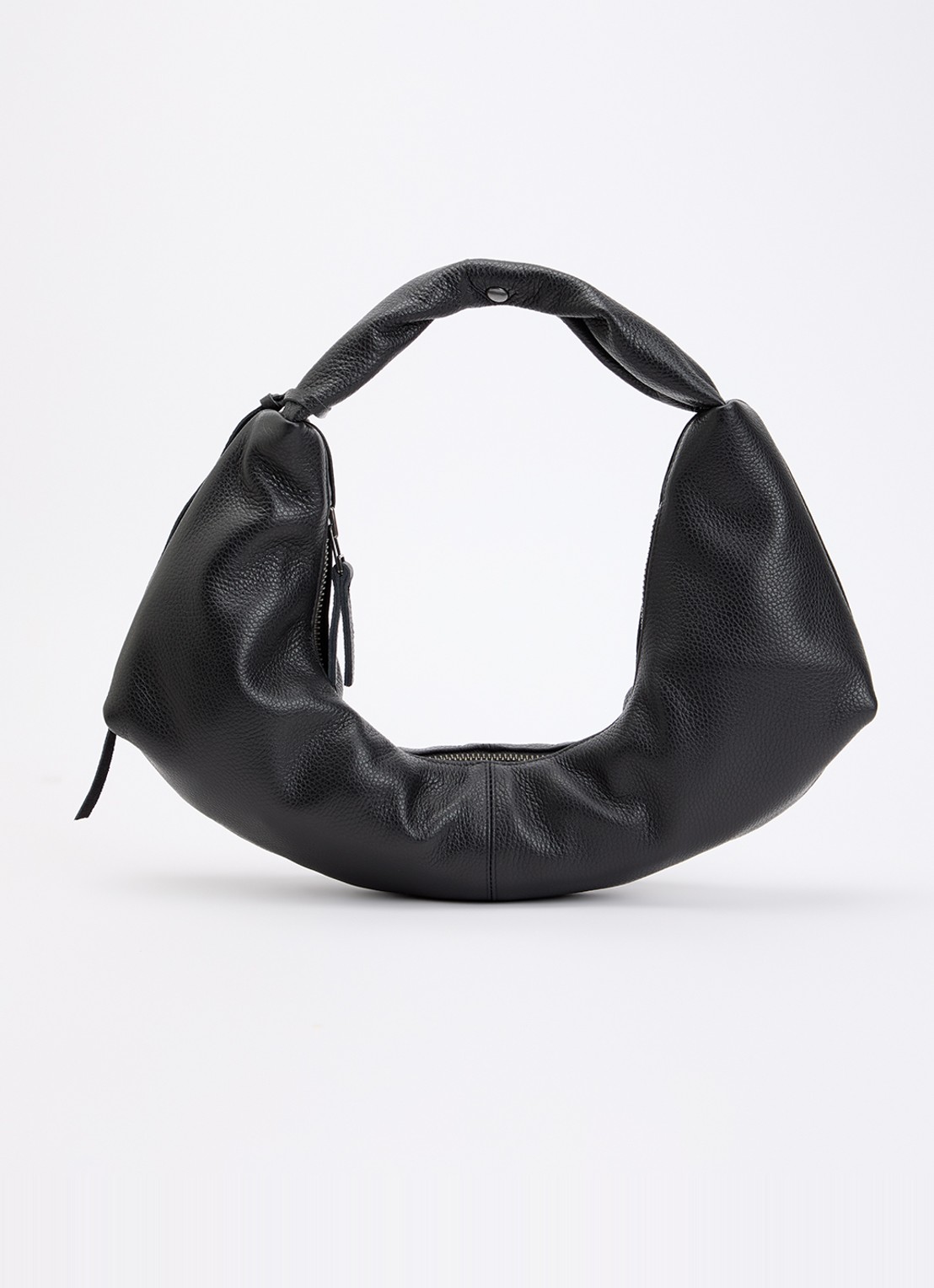 Nona Slouchy schoudertas van leer - voorkant zwart