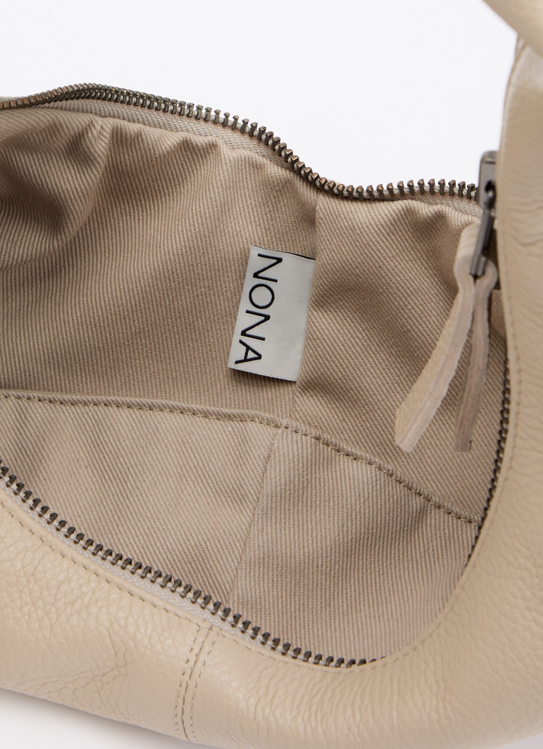 Nona Slouchy schoudertas van leer - detail beige