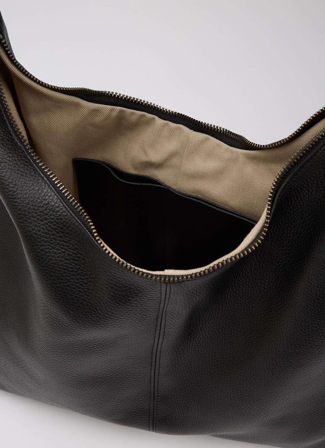 Nona XL crossbodytas van leer met structuur - detail 2 zwart