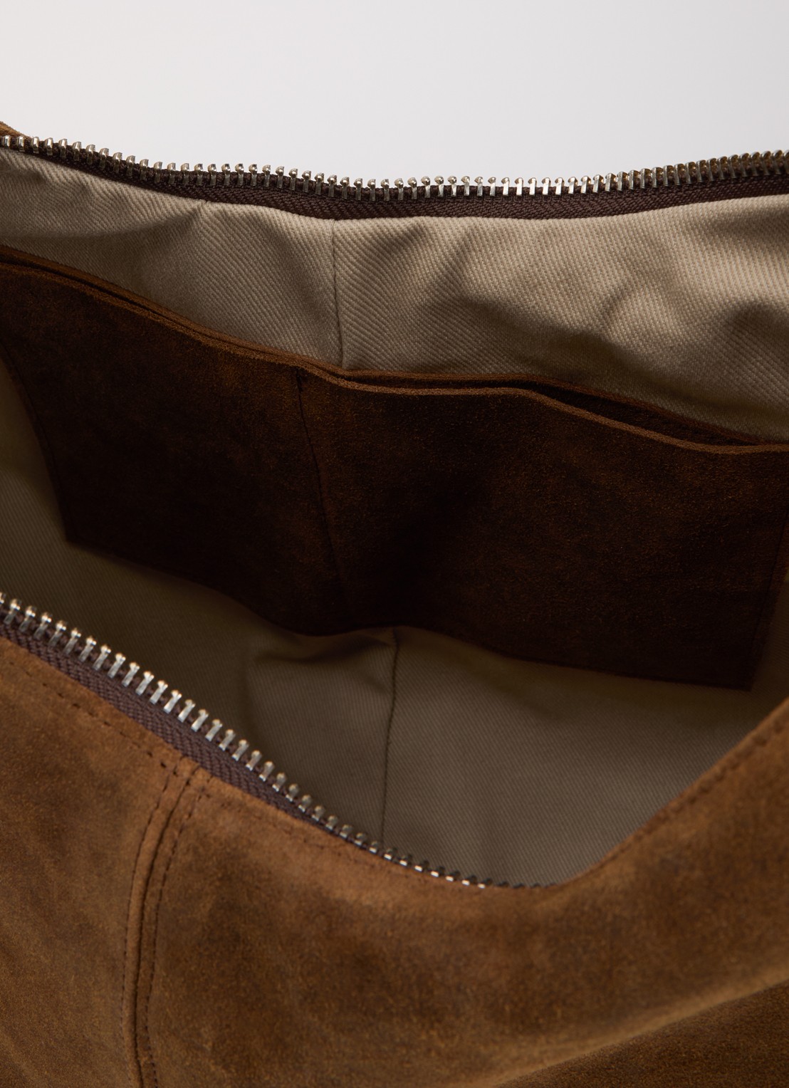 Nona XL crossbodytas van suède - detail 2 bruin