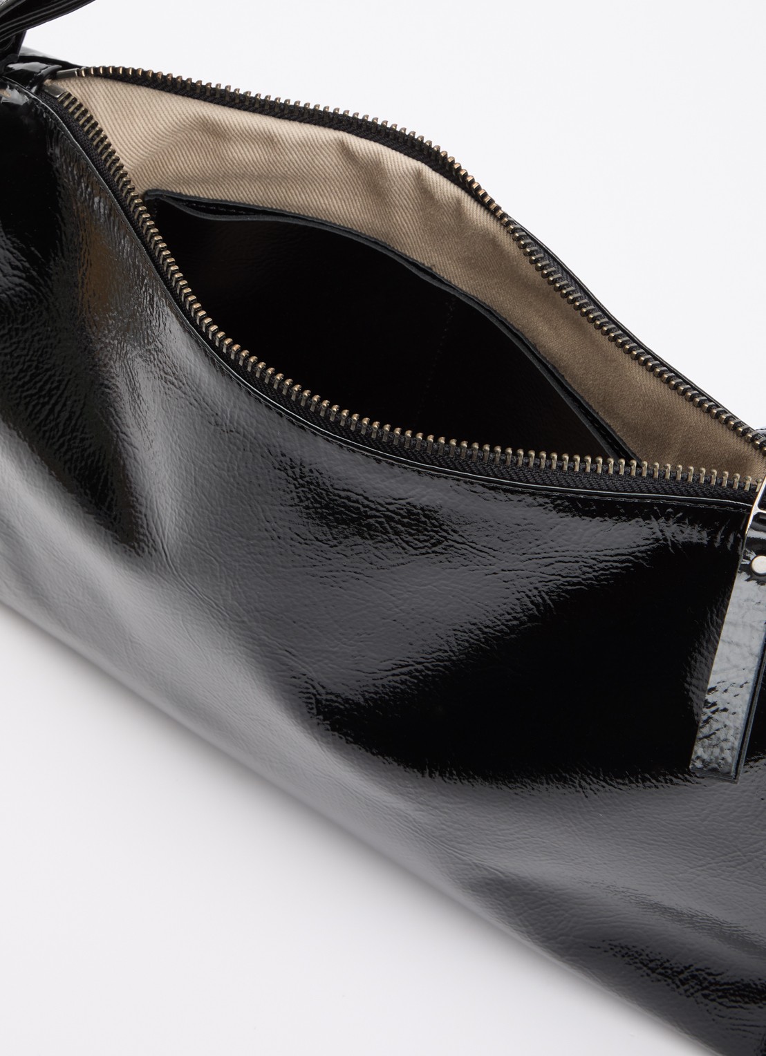 Nona Zip Pocket schoudertas van lakleer met verstelbare schouderriem - detail 2 zwart