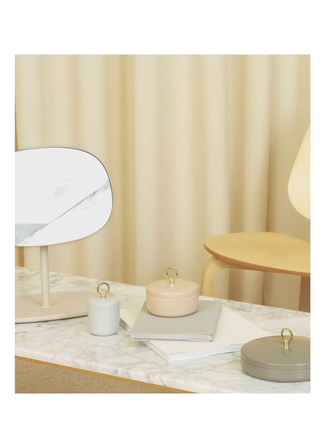 Normann Copenhagen Flip spiegel op voet 28 x 36 cm - voorkant 2 donkerbeige