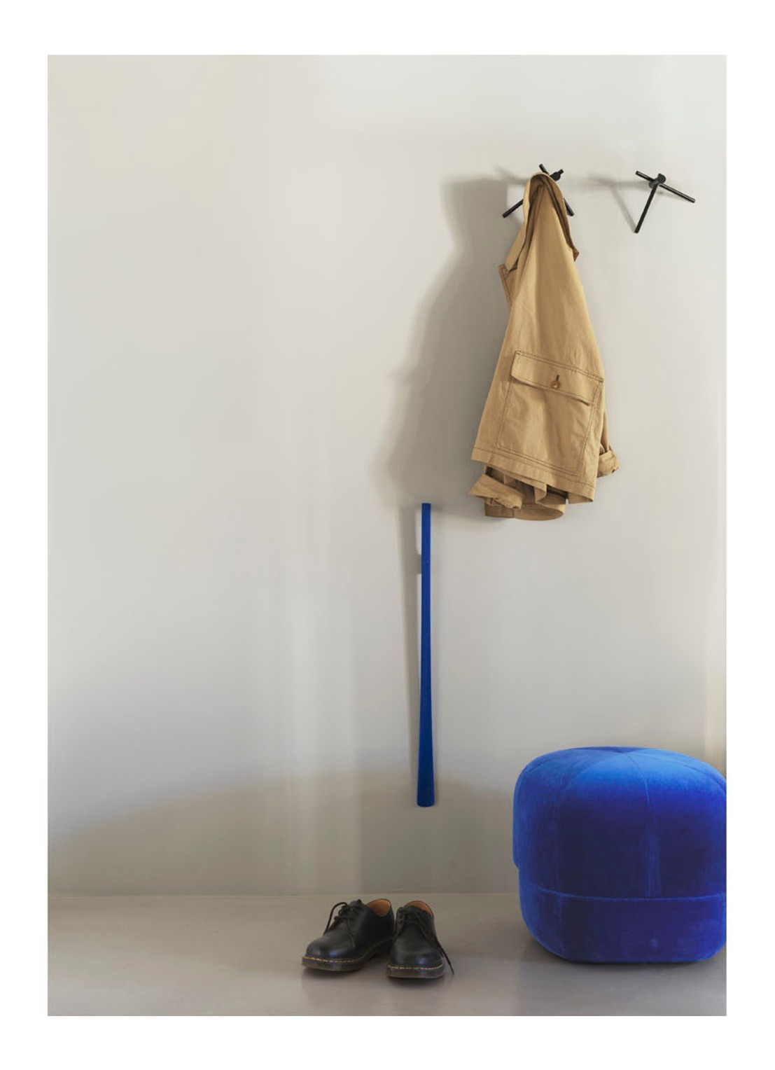 Normann Copenhagen Schoenlepel met haak 72 cm - voorkant 2 blauw