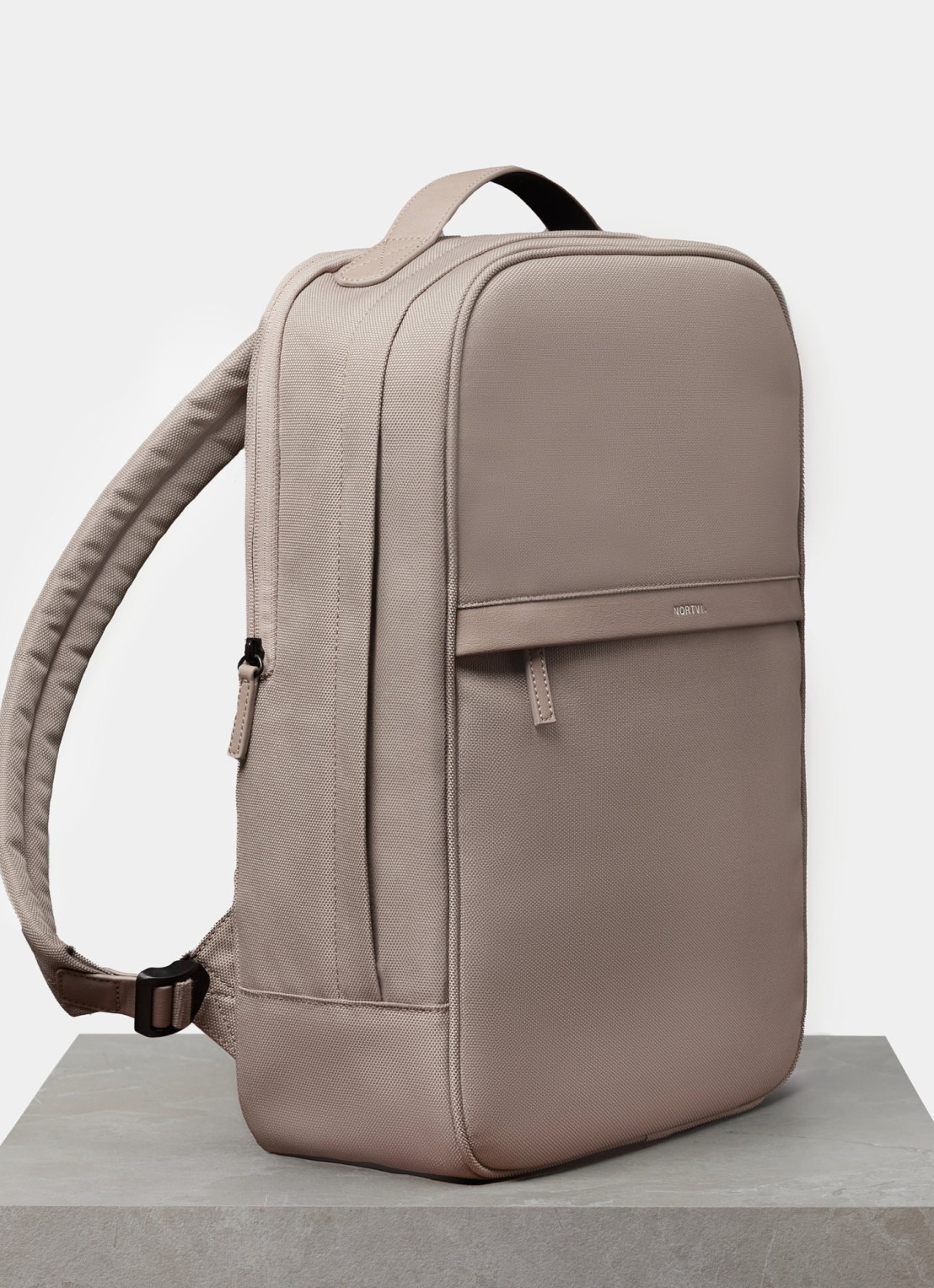 Nortvi Classic rugzak met 15 inch laptopvak - detail clay / taupe