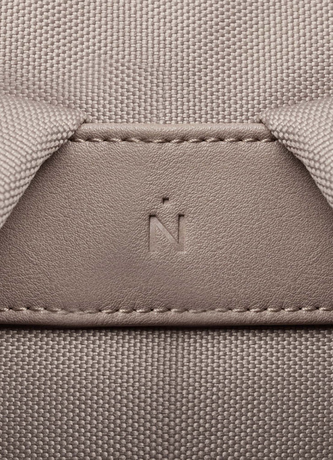 Nortvi Classic rugzak met 15 inch laptopvak - detail 2 clay / taupe