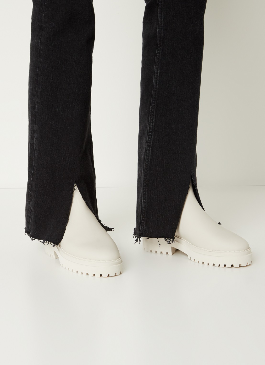 Nubikk Fae Adams chelsea boot van leer - voorkant zand