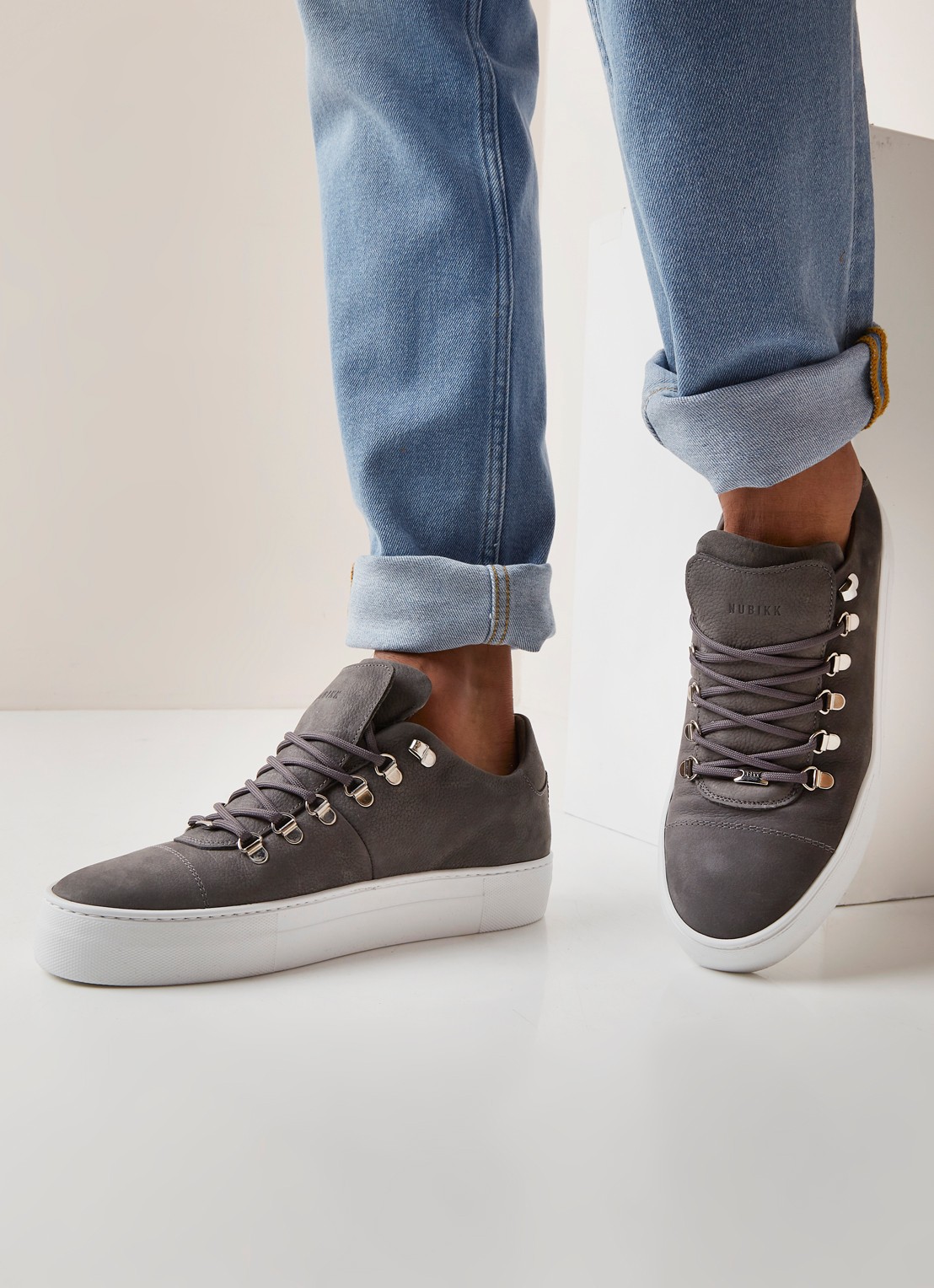 Nubikk Jagger Classic II sneaker van nubuck - voorkant 2 middengrijs
