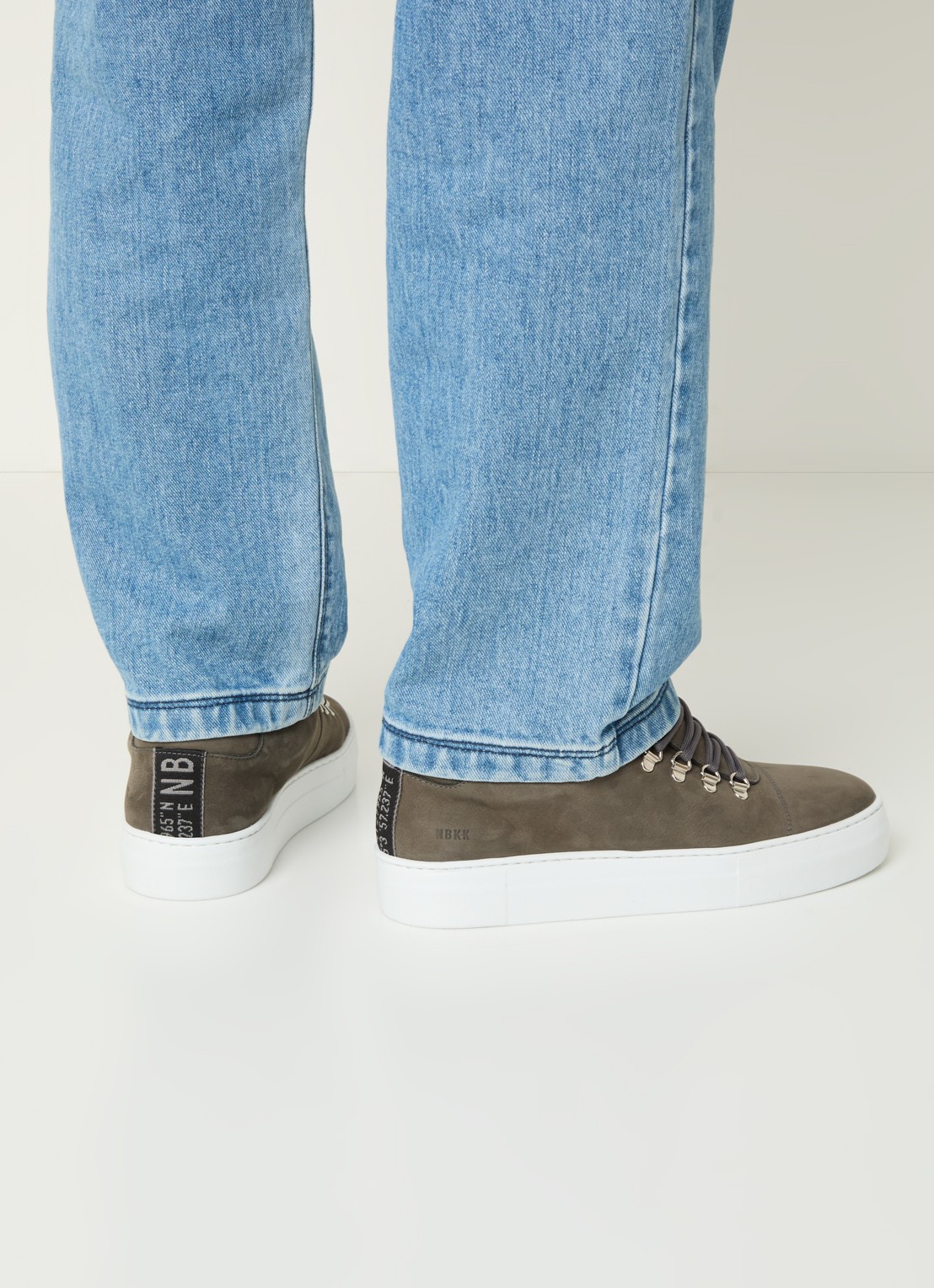 Nubikk Jagger Classic II sneaker van nubuck - voorkant 3 middengrijs