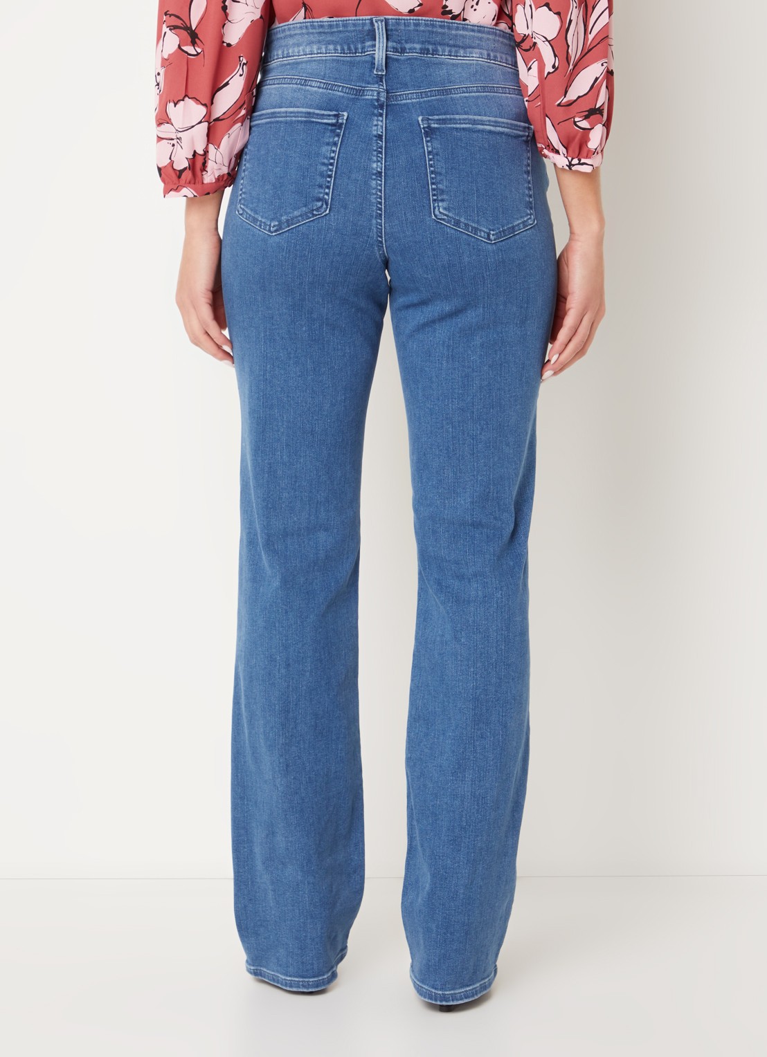 NYDJ Blake high waist flared jeans met stretch - achterkant 3 middenblauw
