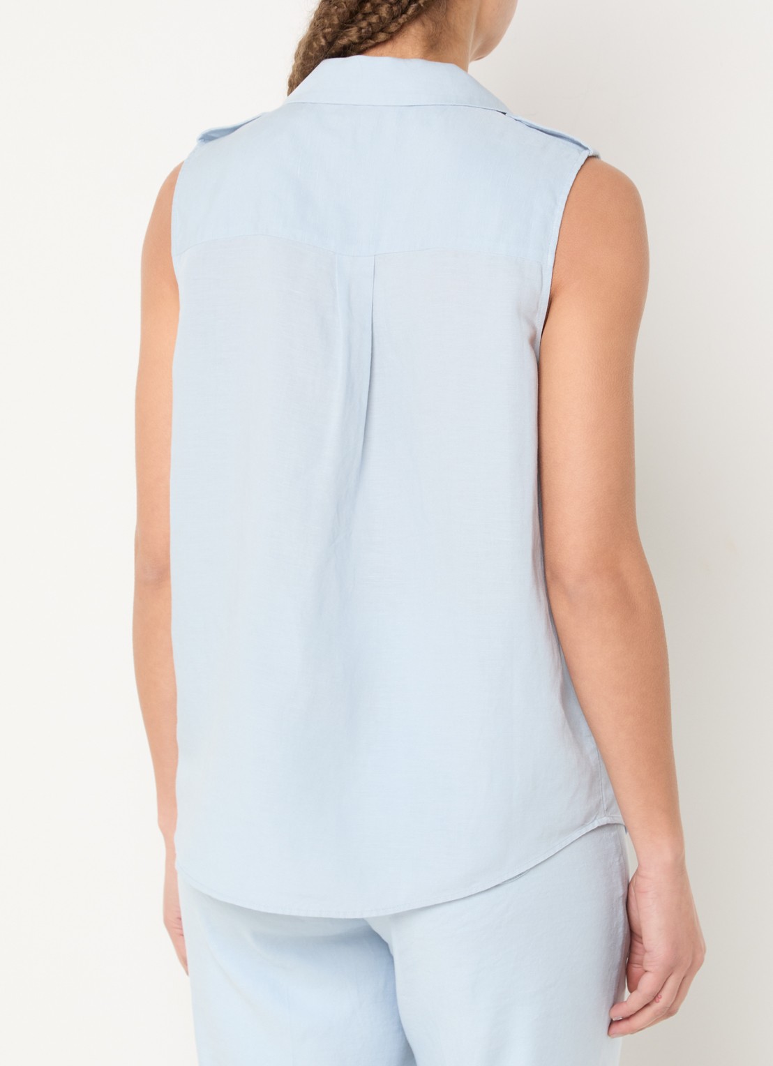 NYDJ Gabrielle mouwloze blouse in linnenblend - achterkant 4 lichtblauw