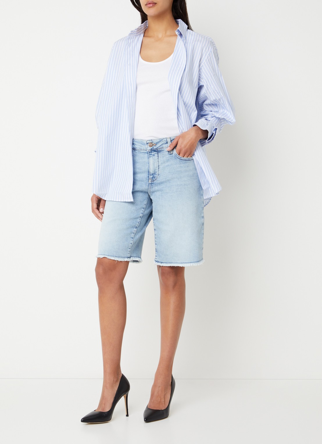 NYDJ Lilly mid waist straight fit korte broek van denim - voorkant 2 grijs