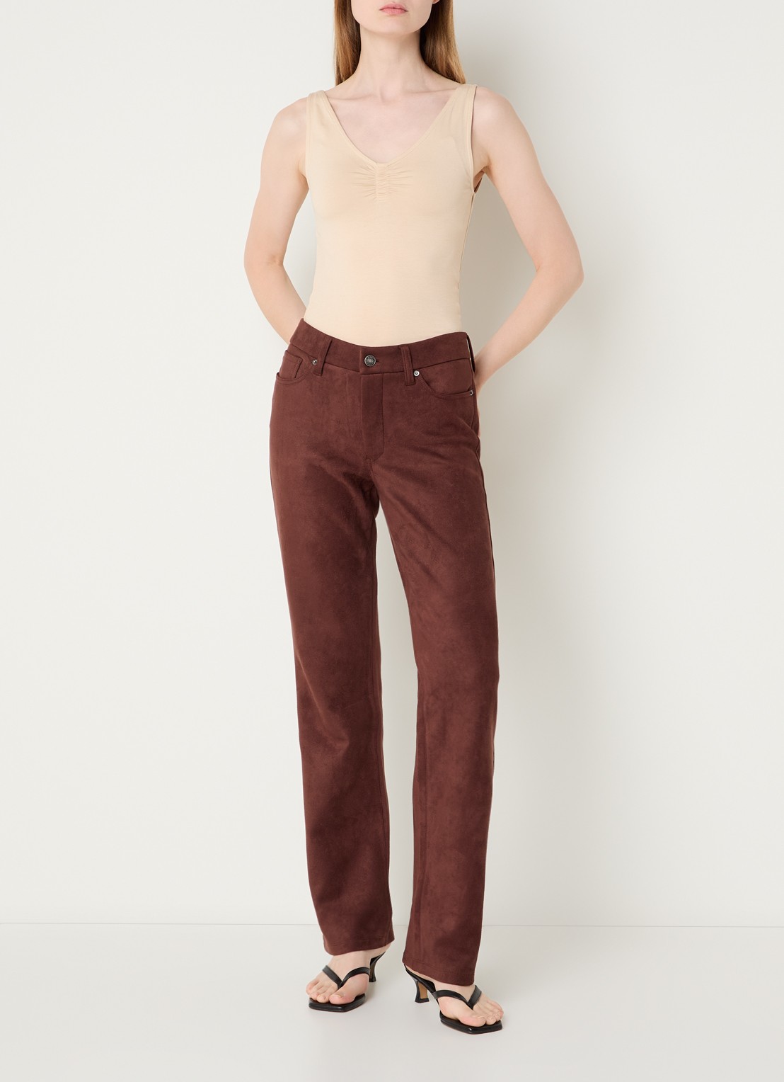 NYDJ Marilyn high waist straight fit broek van imitatiesuède - voorkant 4 chocoladebruin