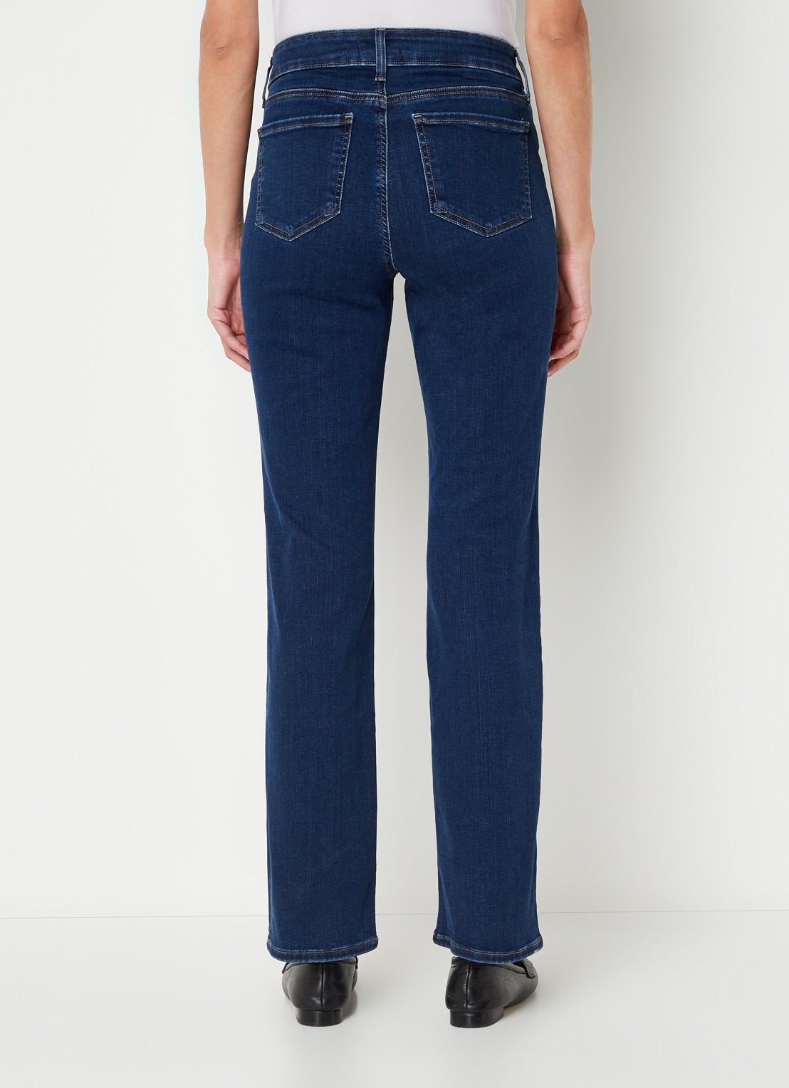 NYDJ Marilyn mid waist straight leg jeans met donkere wassing - achterkant indigo