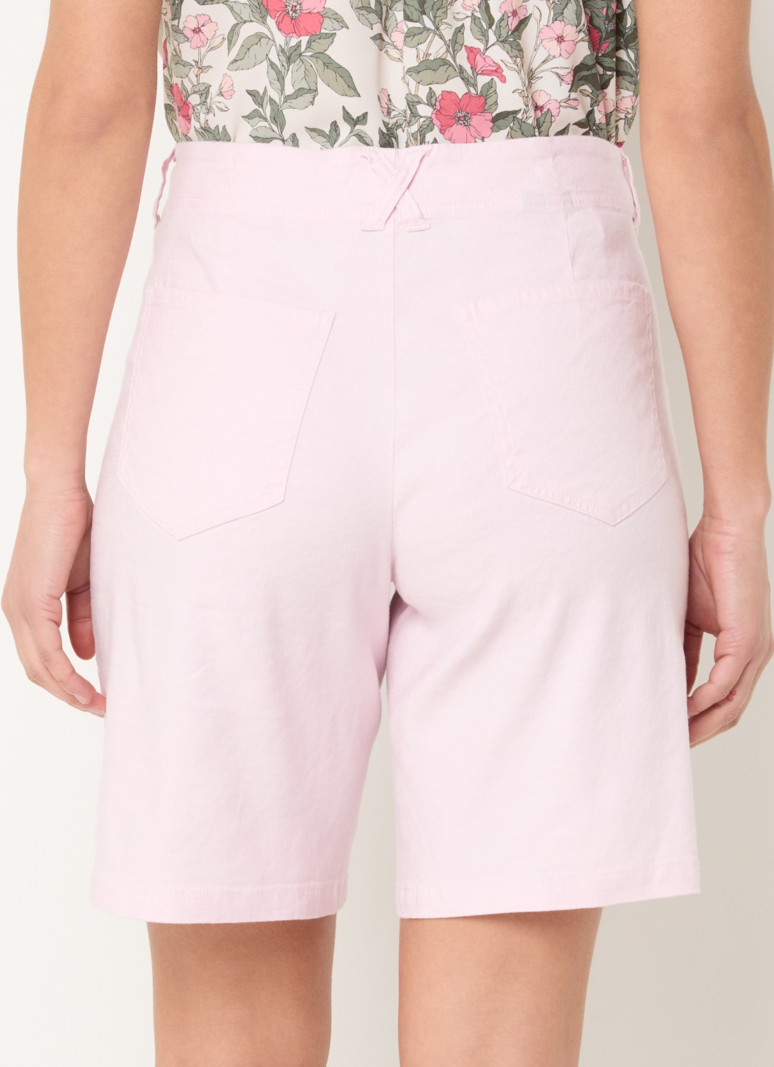 NYDJ Mid waist straight fit korte broek in linnenblend - achterkant 2 lichtroze