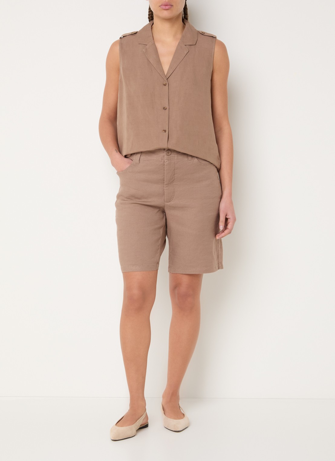 NYDJ Mid waist straight fit korte broek in linnenblend - voorkant 2 camel