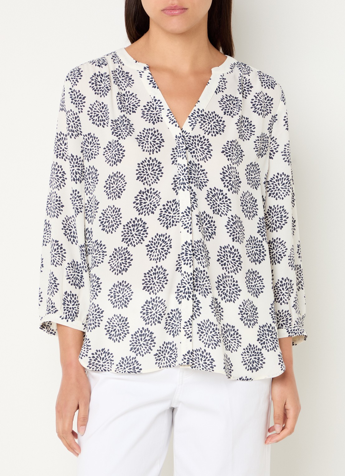 NYDJ Pintuck blouse met V-hals en print - detail gebroken wit