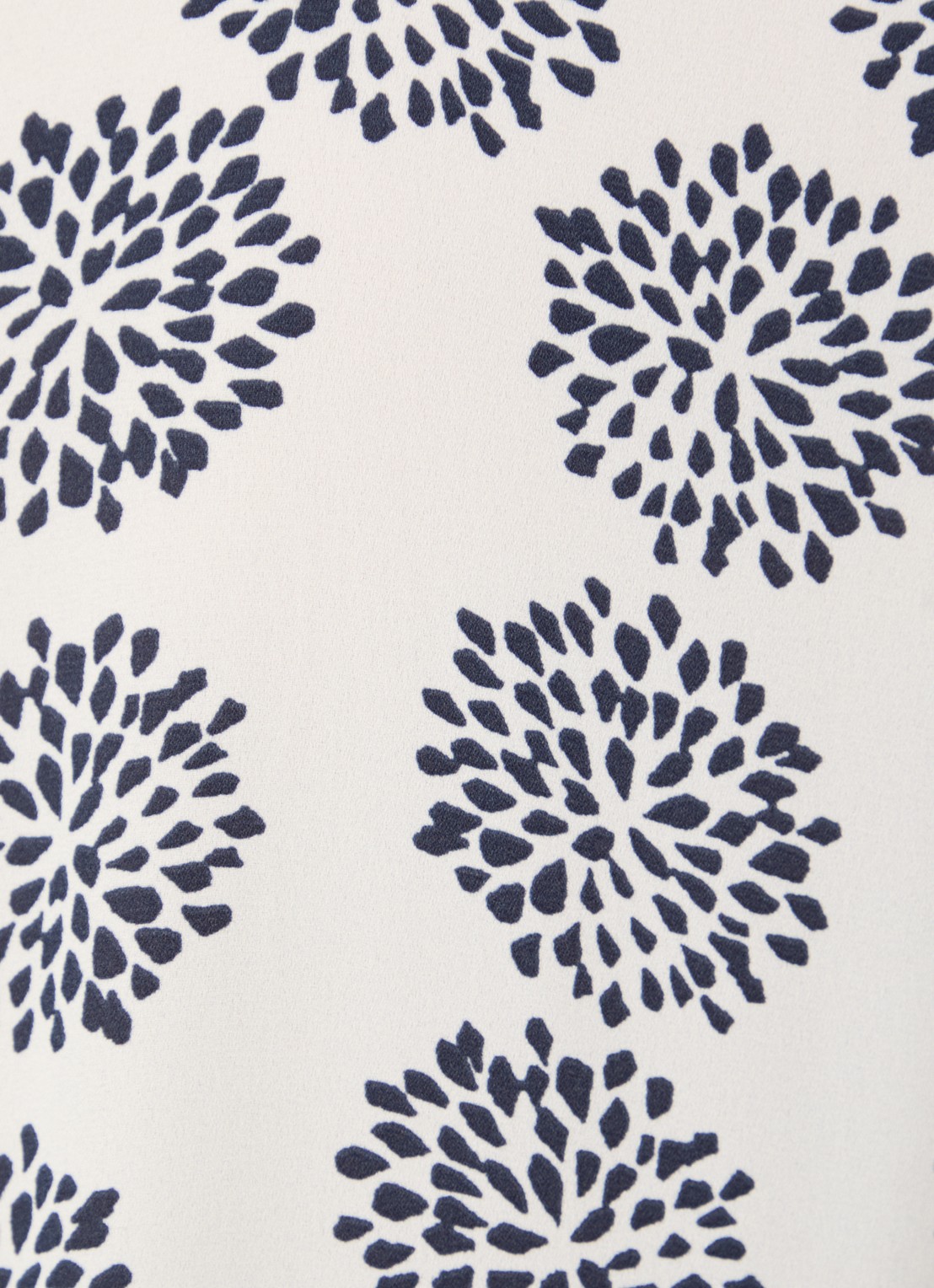 NYDJ Pintuck blouse met V-hals en print - detail 2 gebroken wit