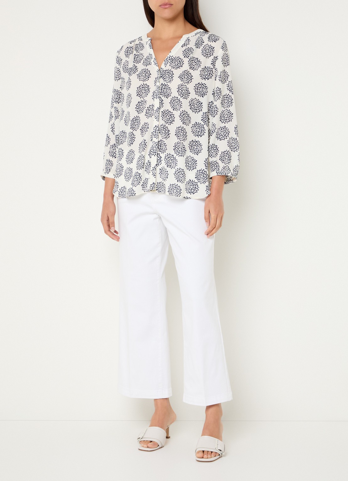 NYDJ Pintuck blouse met V-hals en print - voorkant 4 gebroken wit