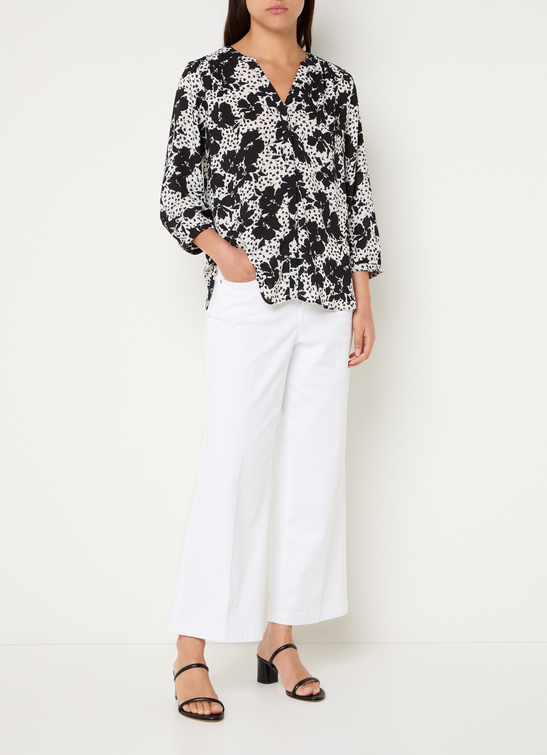 NYDJ Pintuck blouse met V-hals en print - voorkant 4 zwart