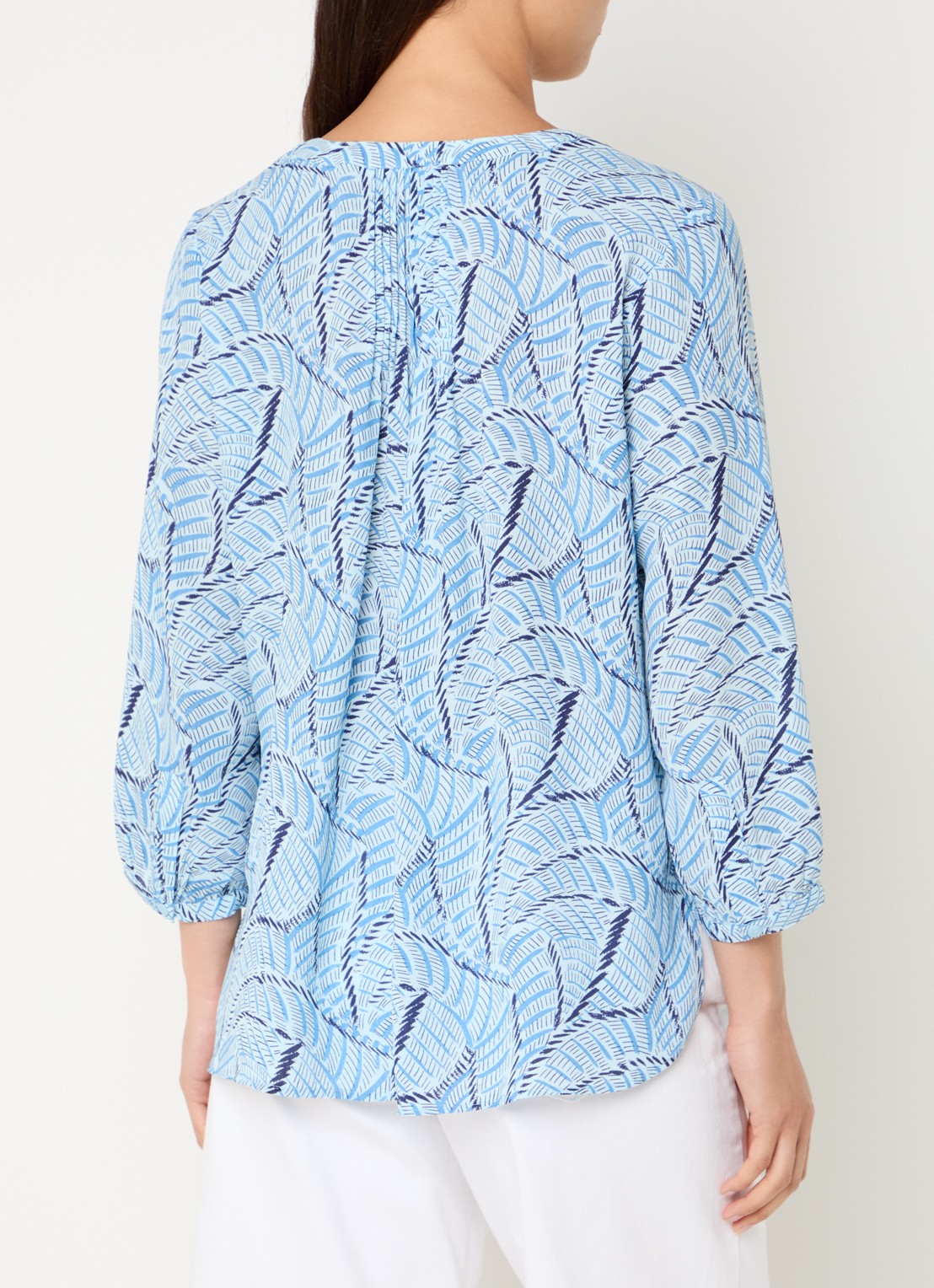 NYDJ Pintuck blouse met V-hals en print - achterkant lichtblauw
