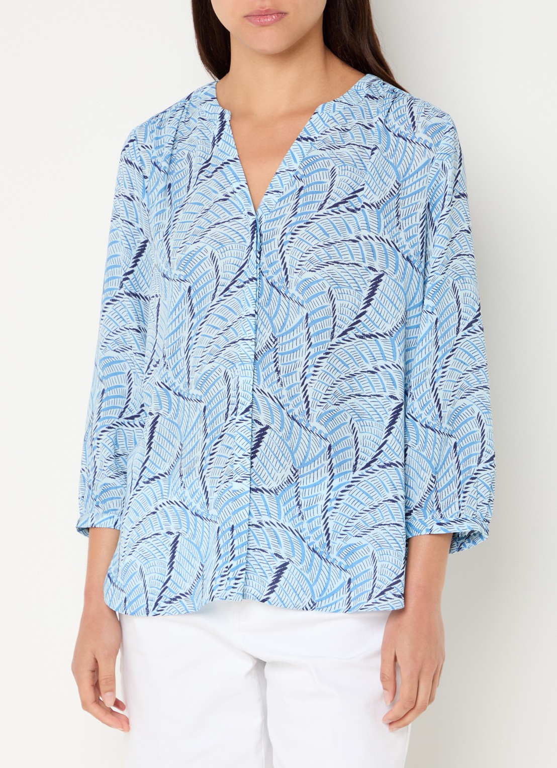 NYDJ Pintuck blouse met V-hals en print - detail 2 lichtblauw
